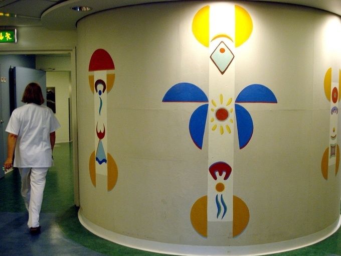 Kalmar Sjukhus, kirurgimottagningen 1999, silikatfärg på putsad mur 