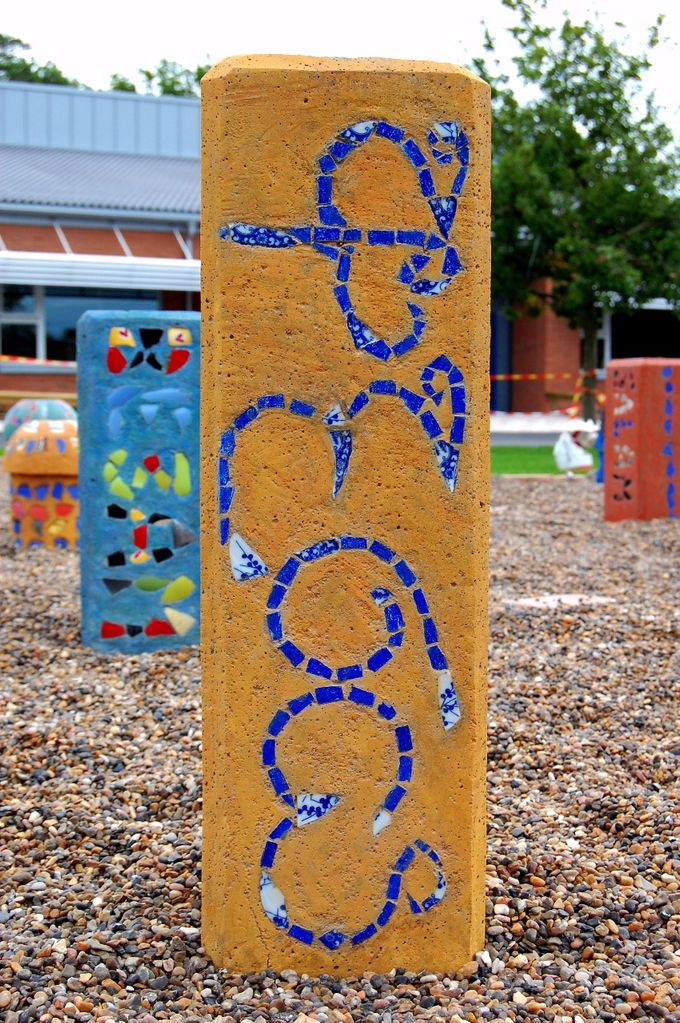 Bergaviksskolan 2007 betong, mosaik, trä, stålpelare, plexiglas, ljussättning, betongsten, sjösten 